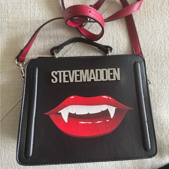 Steve Madden Black Bag with Red Lip Vampire Design - Picture 2 of 6